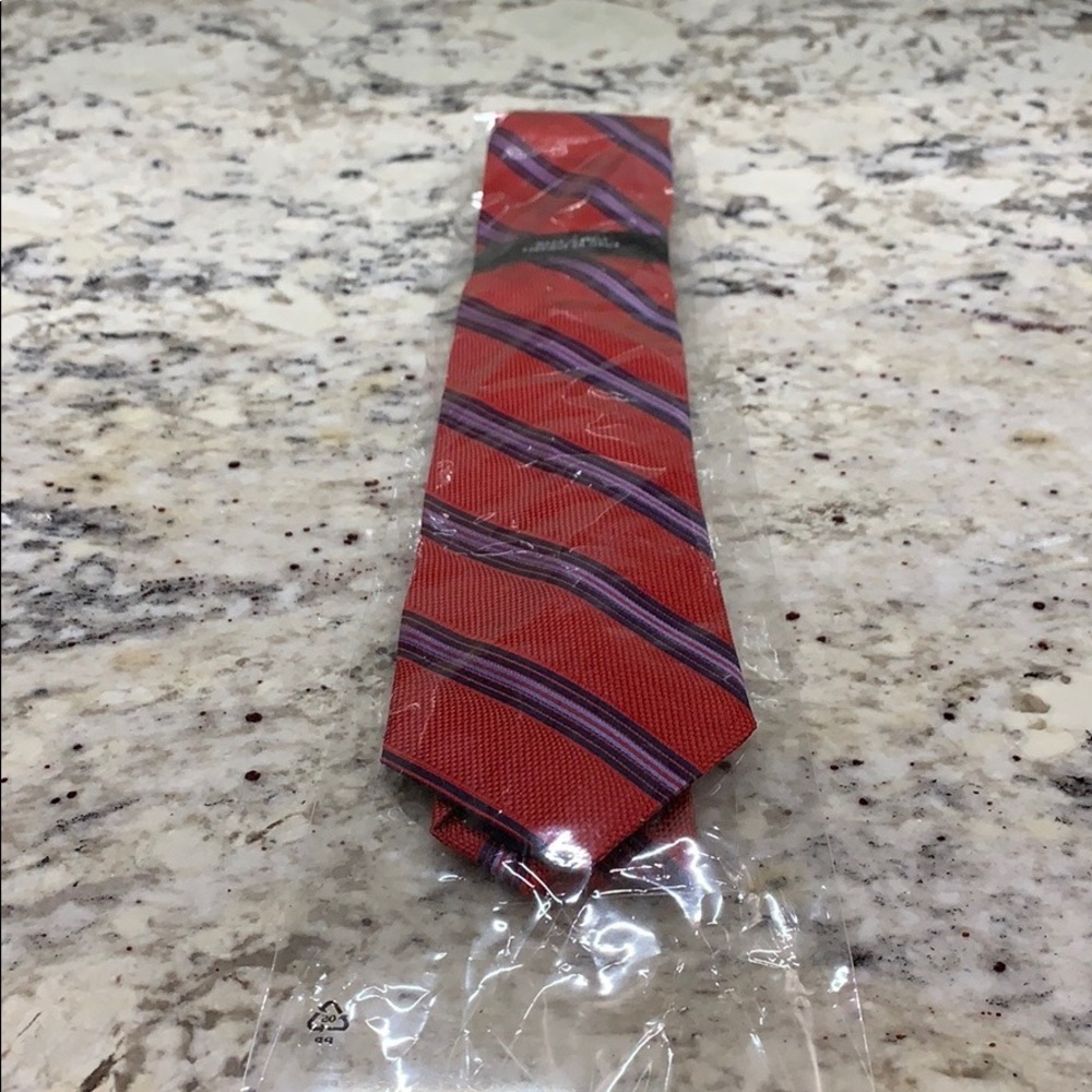 Saks Fifth Avenue tie - NEW - Picture 3 of 3